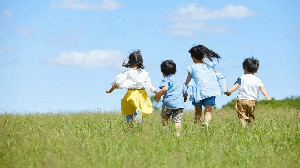 走る子どもたち