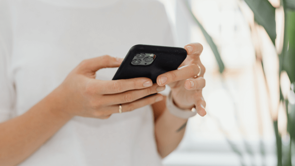 スマホを操作する女性