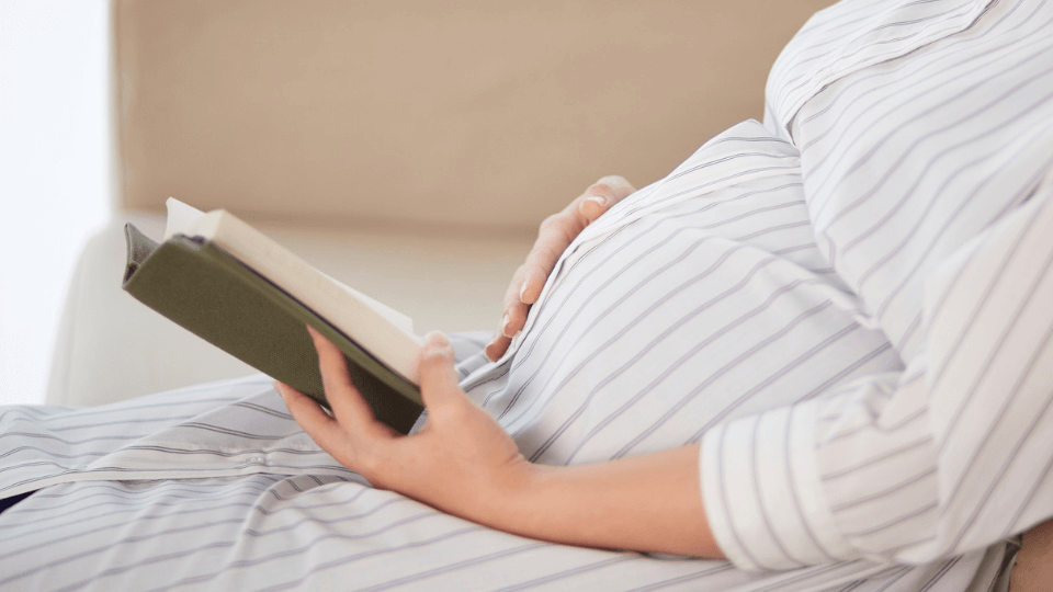 本を読む妊婦